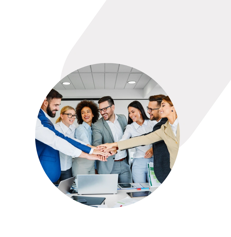 Equipe de profissionais com as mãos juntas em círculo, representando as conexões empresariais da consultoria EngajaWay.